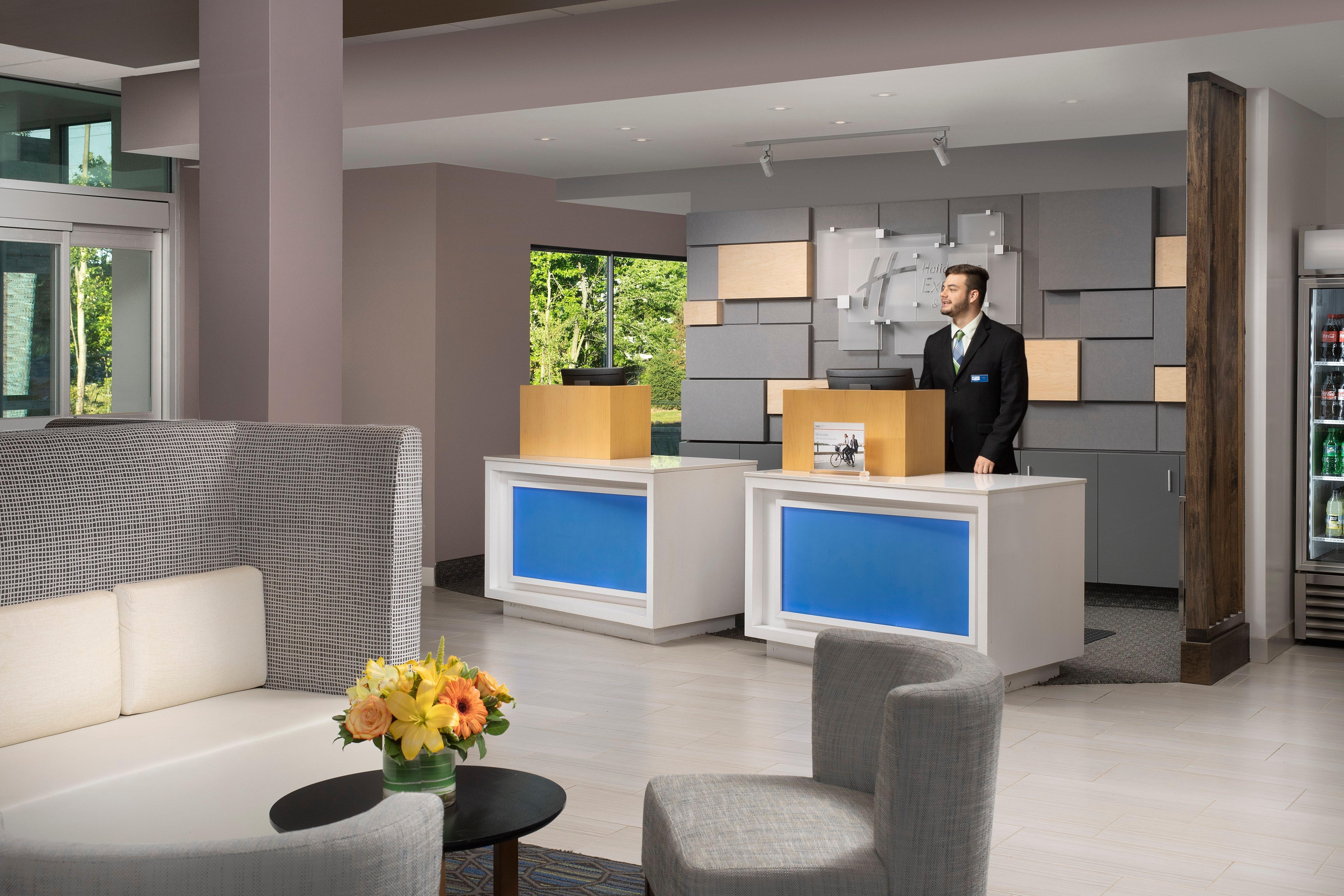 Holiday Inn Express & Suites - North Brunswick By Ihg Exterior foto